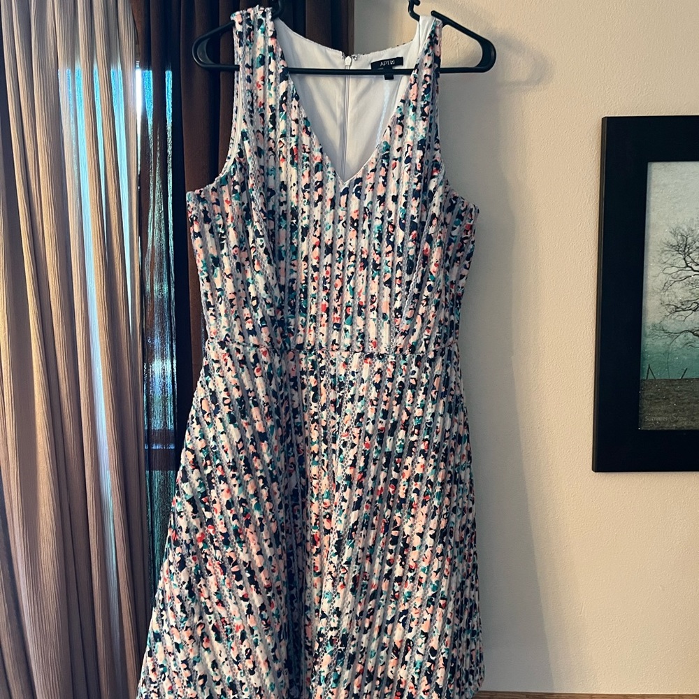 It has pockets! Apt 9 dress